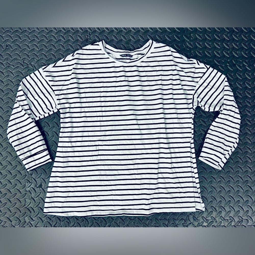 SHEIN Sweatshirt for Womens w/ Sides Slit Design. Size Medium, Color White/Black